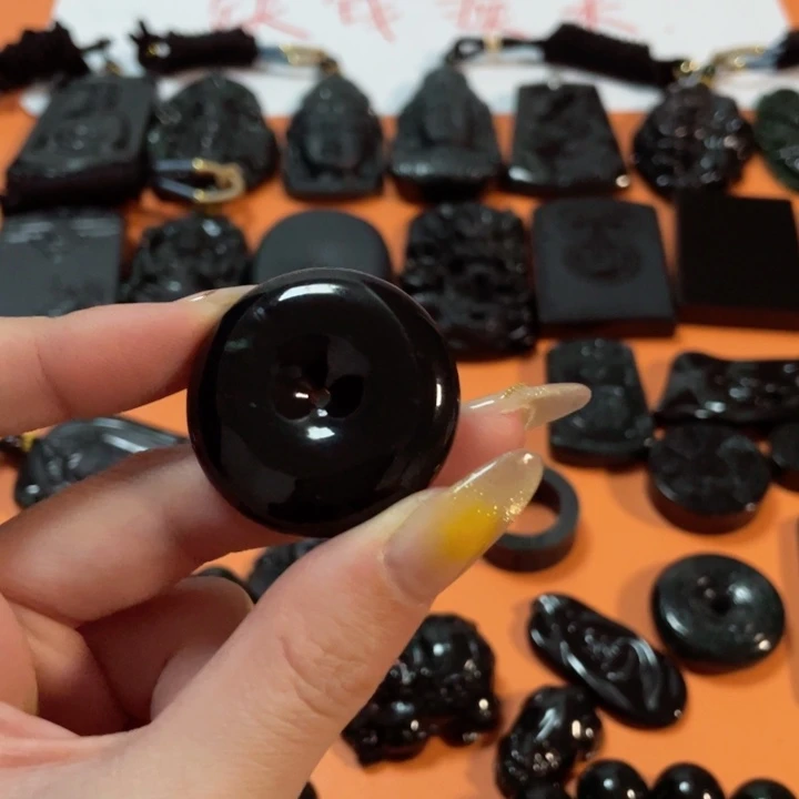 翡翠颈饰未镶嵌只**见