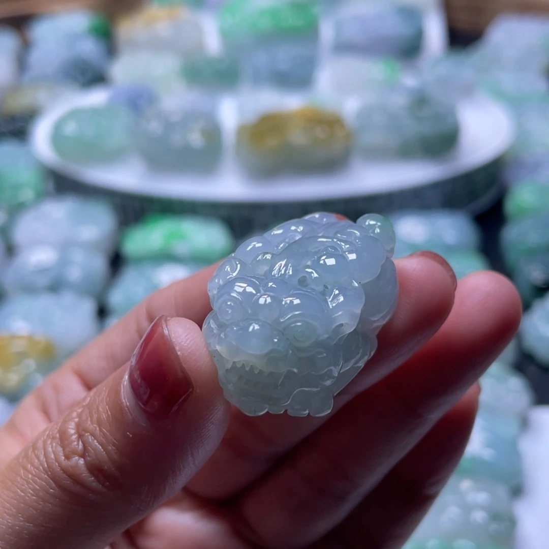 翡翠未镶嵌颈饰貔貅