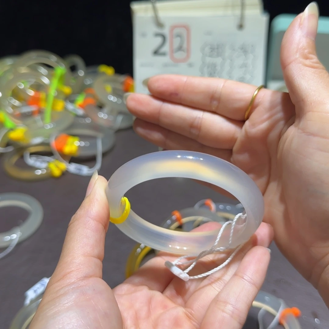 奶***️玛瑙/玉髓手镯未镶嵌