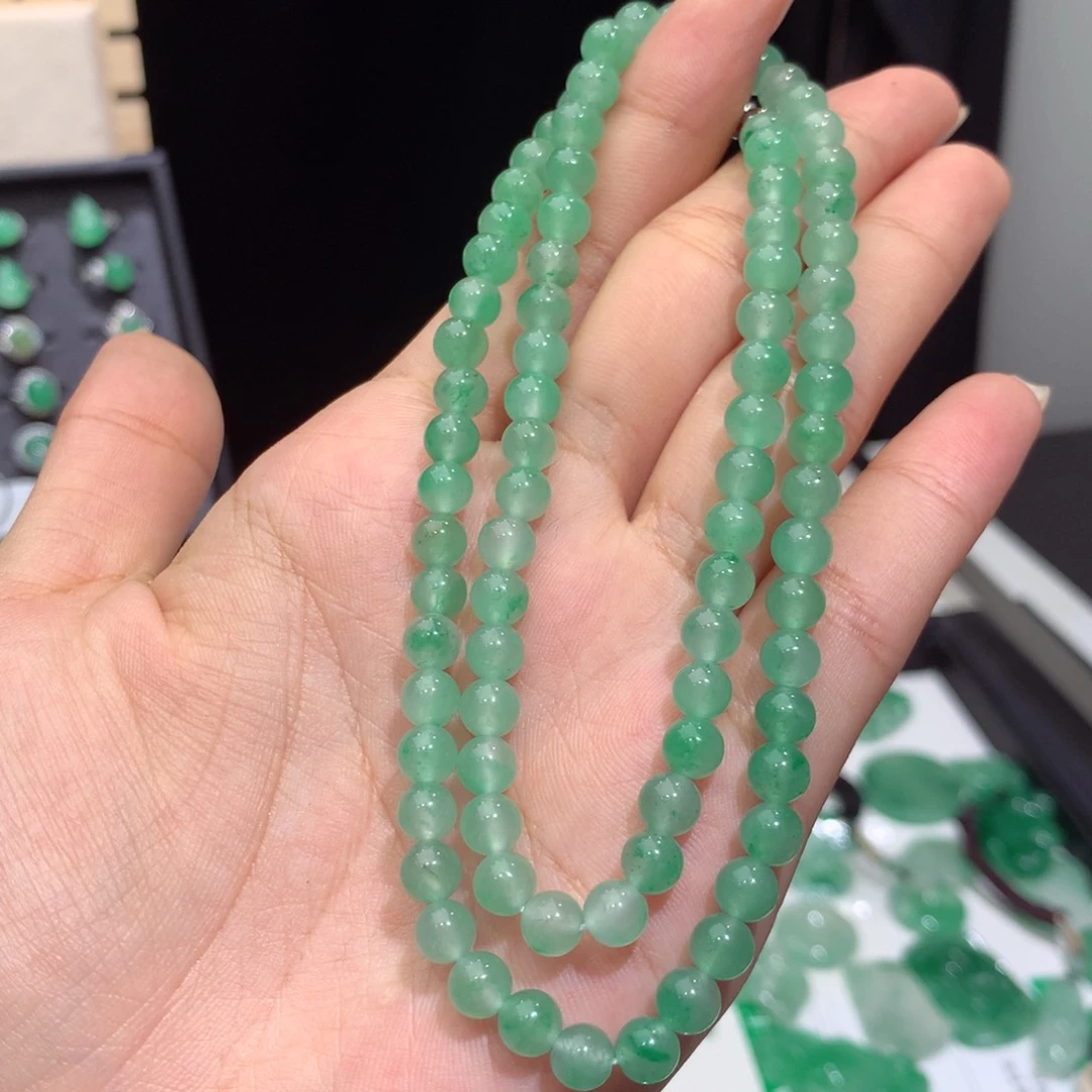 颈饰未镶嵌石英质玉（非洲翠）