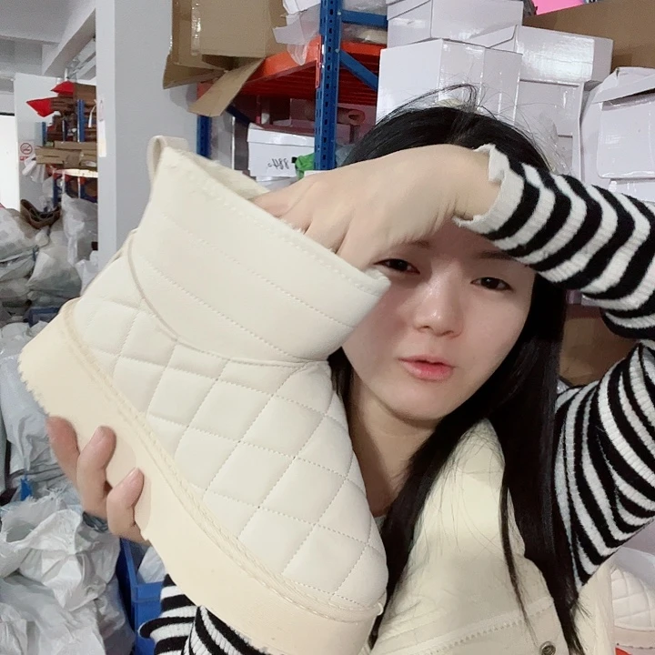 37 白色格子雪地靴