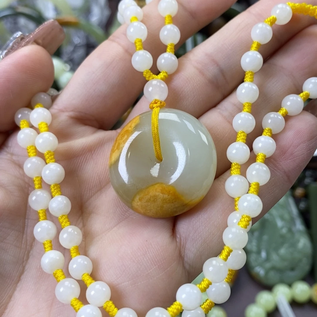 透闪石质玉未镶嵌挂件天****)