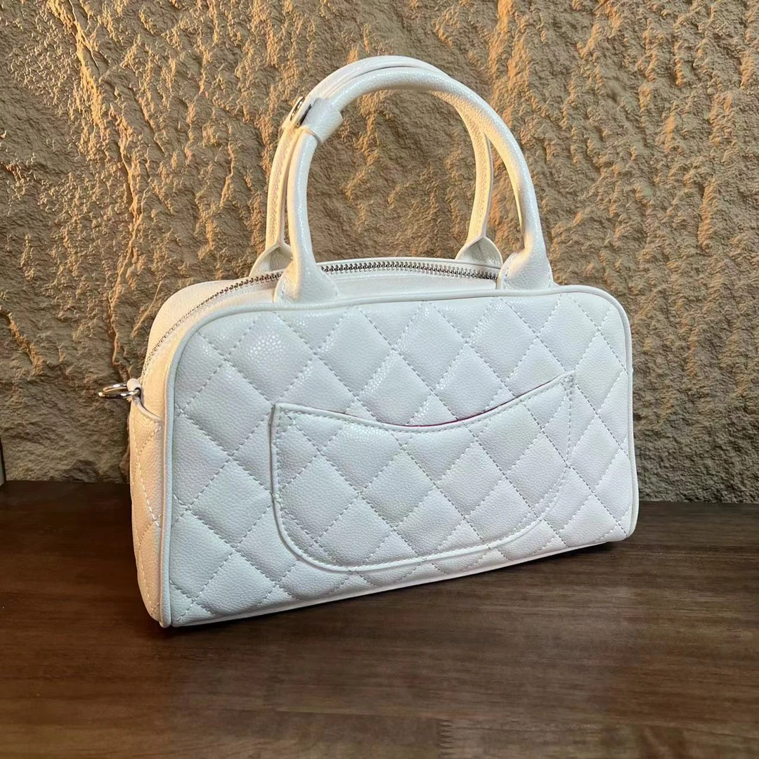 YNPO秋冬新款真皮重工菱格波斯顿枕头包白色鱼球