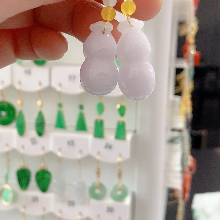 翡翠耳饰未镶嵌翡翠