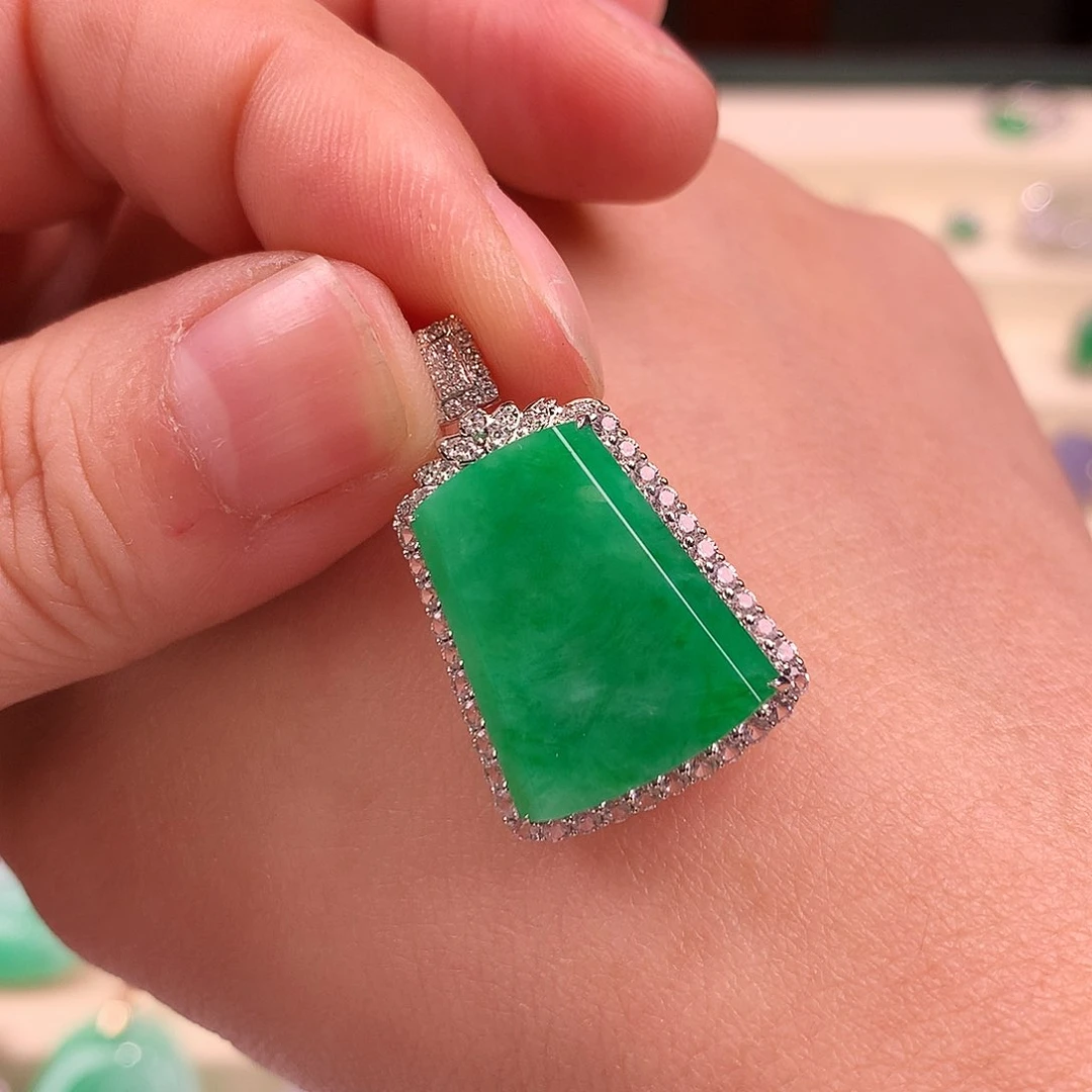 颈饰18K金镶嵌翡翠缅料