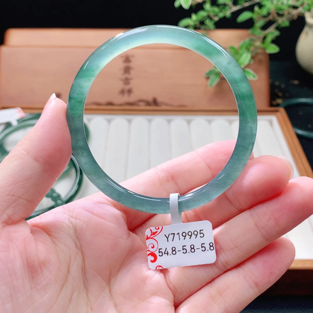 翡翠未镶嵌手镯（圆镯）