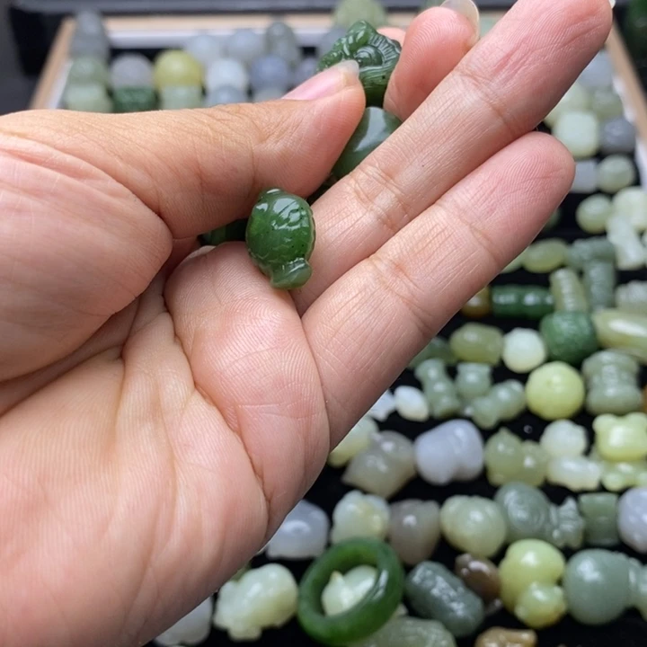 @****颈饰未镶嵌和田玉