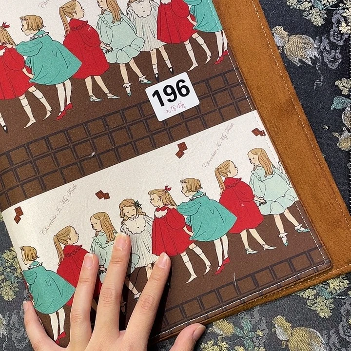 织绣A4带九宫格收纳册196。