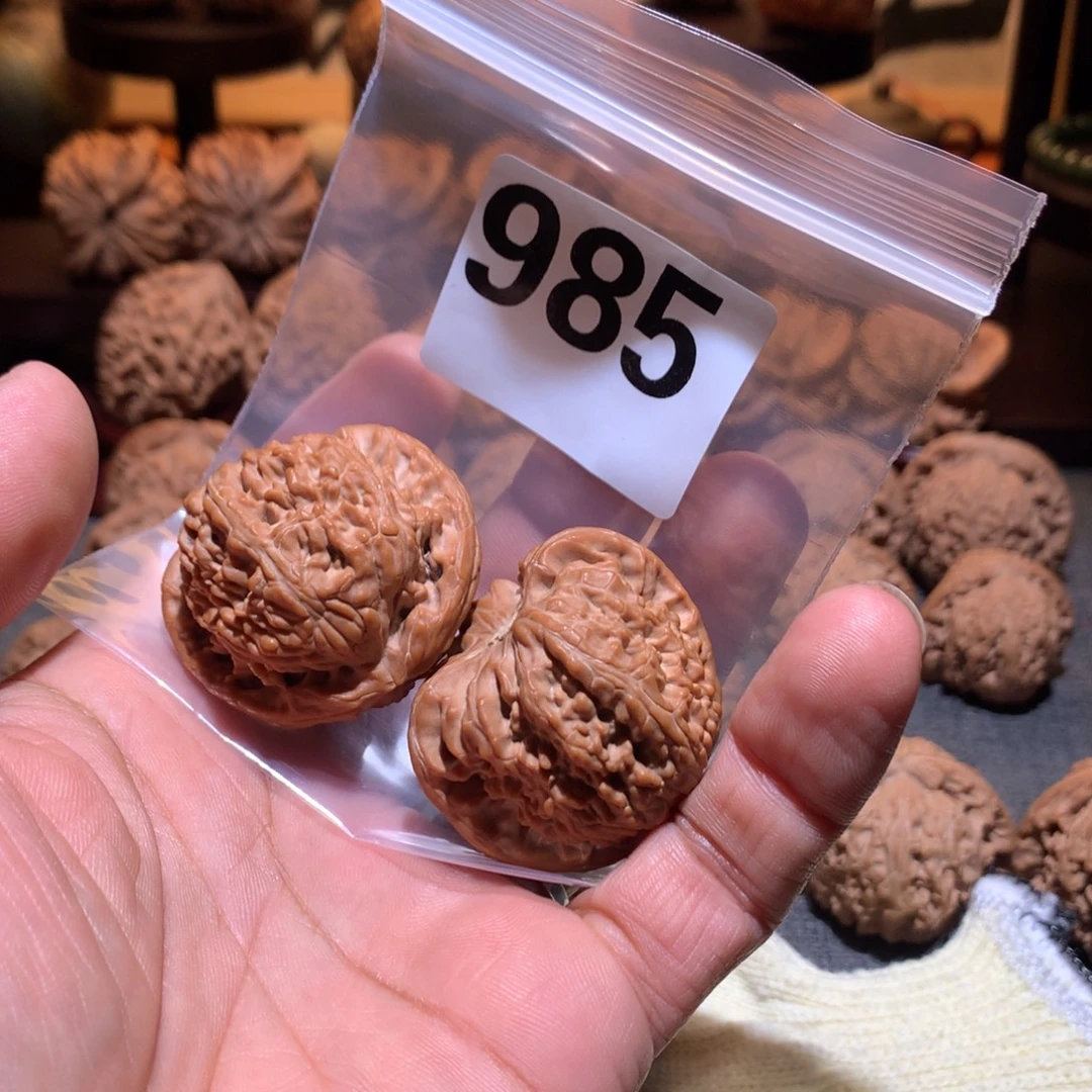 孬***孬把件桃核白狮子985号