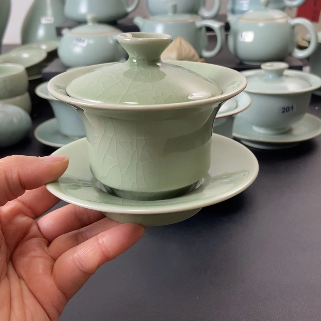 一级品豆绿釉马蹄盖碗