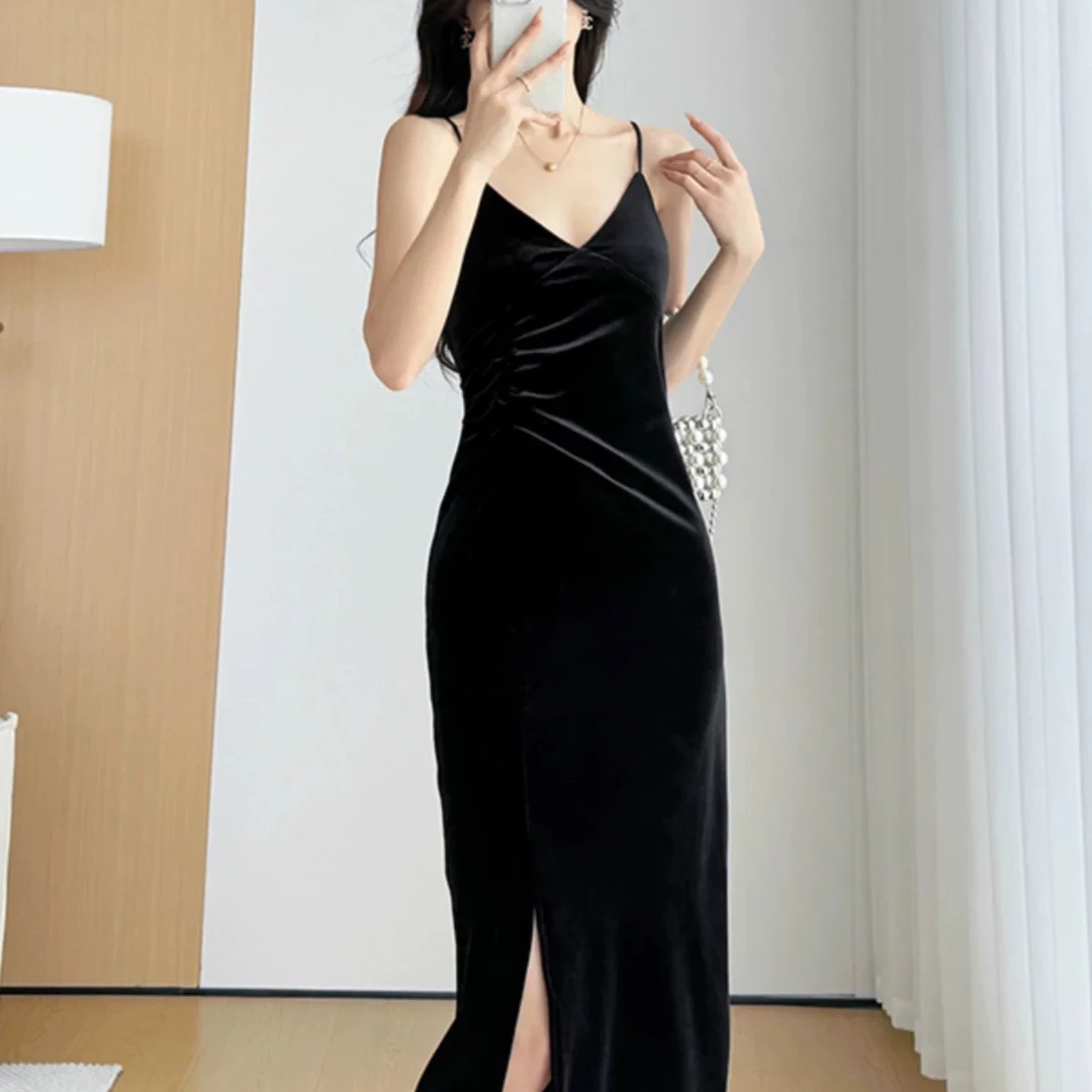 赫本风法式V领黑色丝绒吊带裙连衣裙女2025秋季新款打底包臀裙子