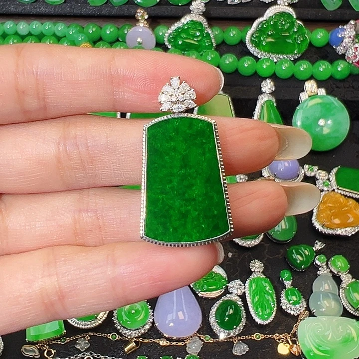 颈饰18K金镶嵌翡翠吊坠