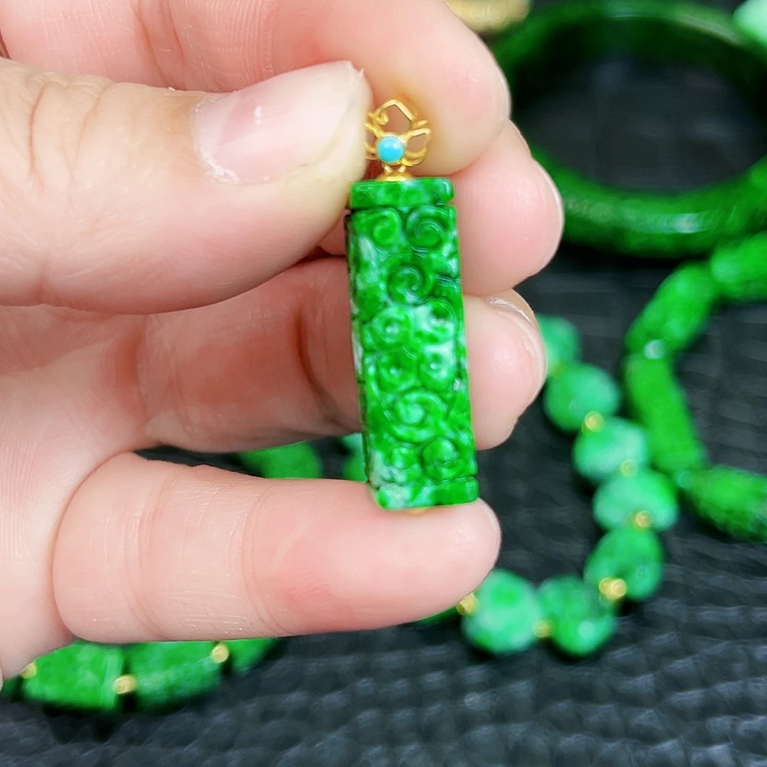 翡翠颈饰18K金镶嵌吊坠