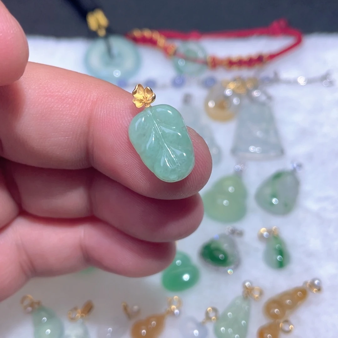 翡翠18K金镶嵌颈饰