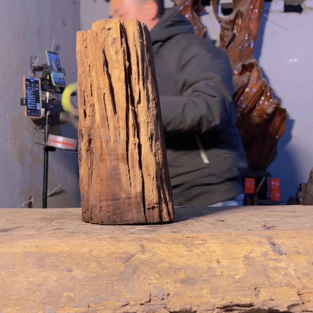 阴沉木嘉**行金丝楠木根料摆件等