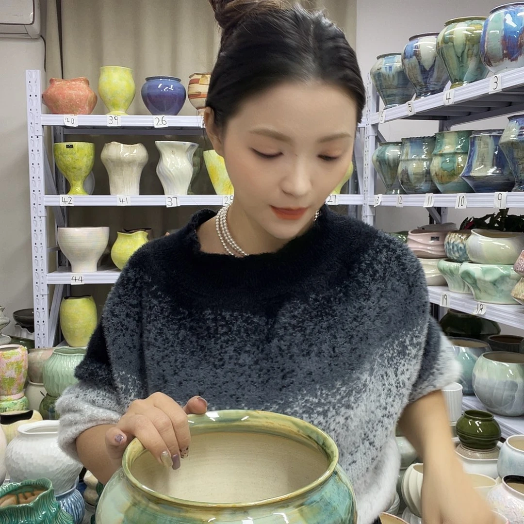 花盆里放了几颗糖和一个