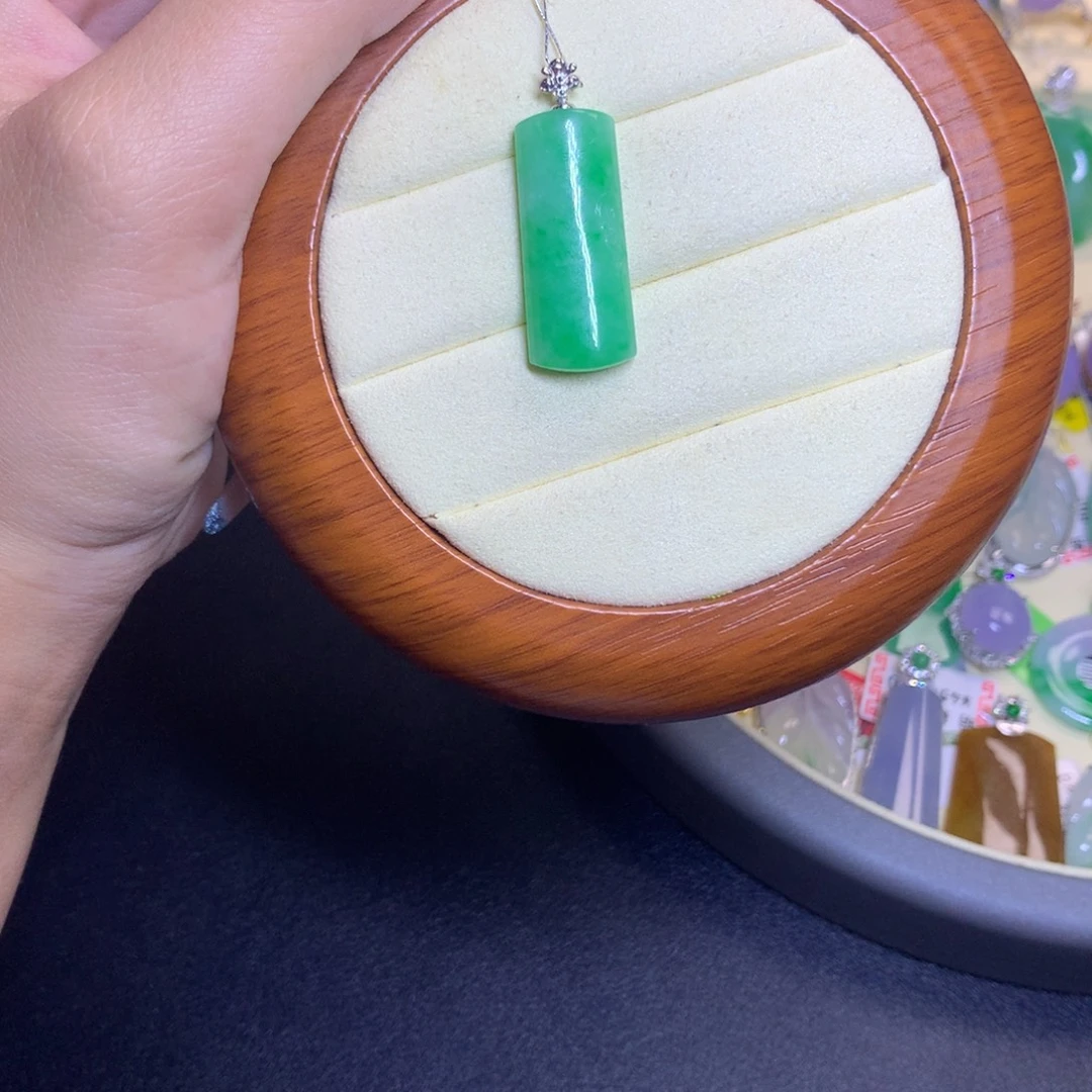 颈饰18K金镶嵌翡翠