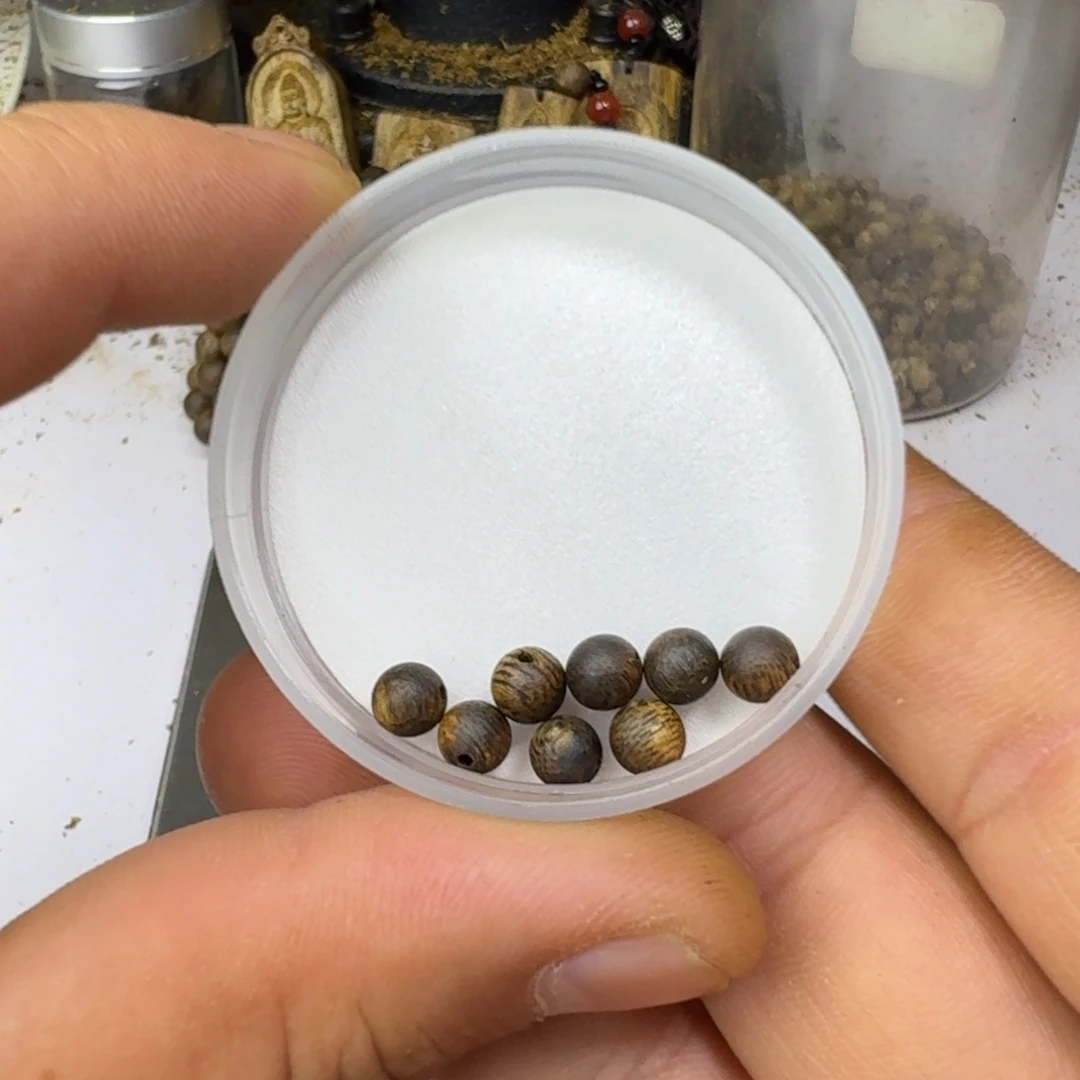 请***哥线香绿奇楠沉香0.5mm8颗高油脂