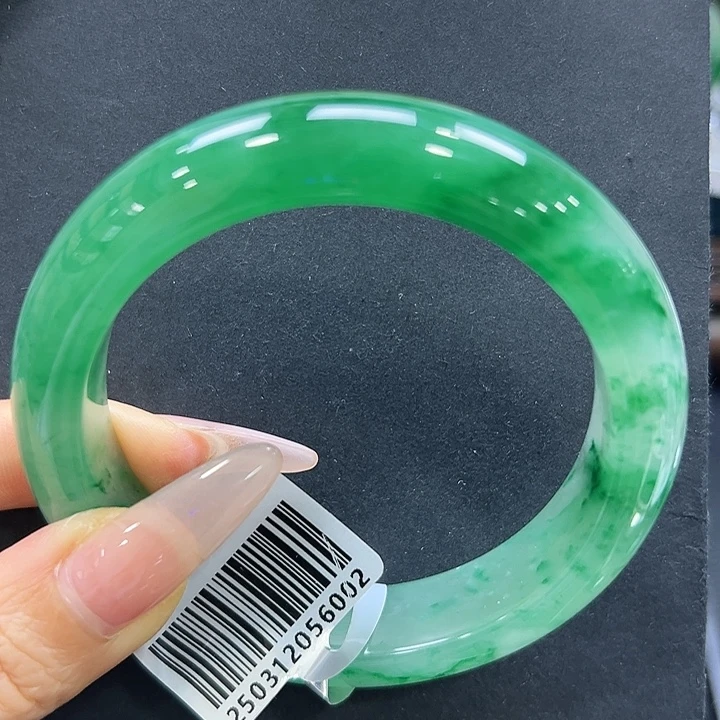 钱***多未镶嵌手镯石英质玉（非洲翠）