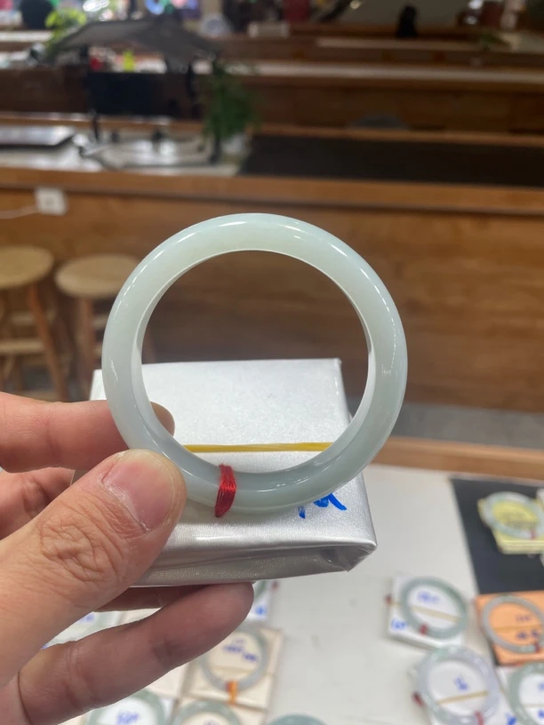 翡翠手镯女款精美时尚