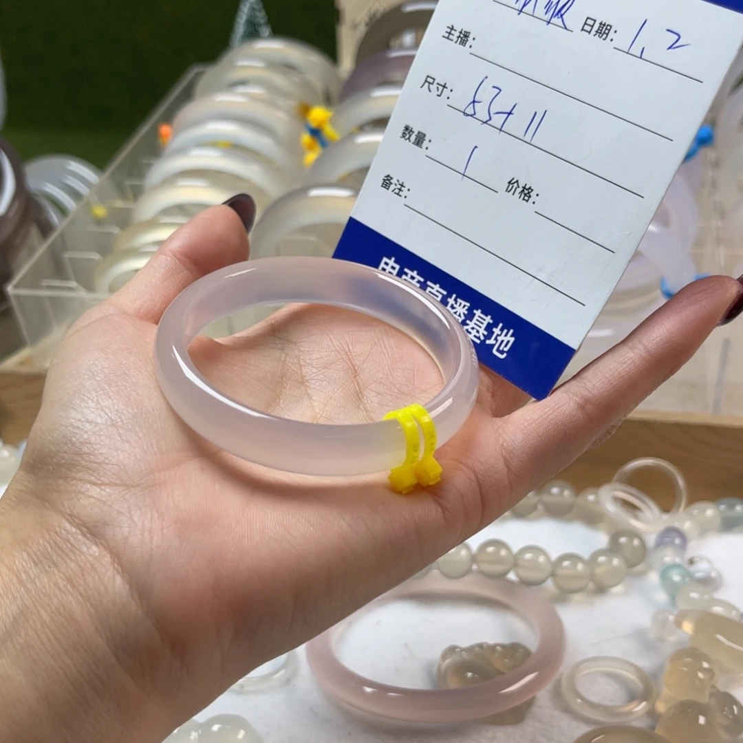 敢***敢玛瑙/玉髓未镶嵌手镯