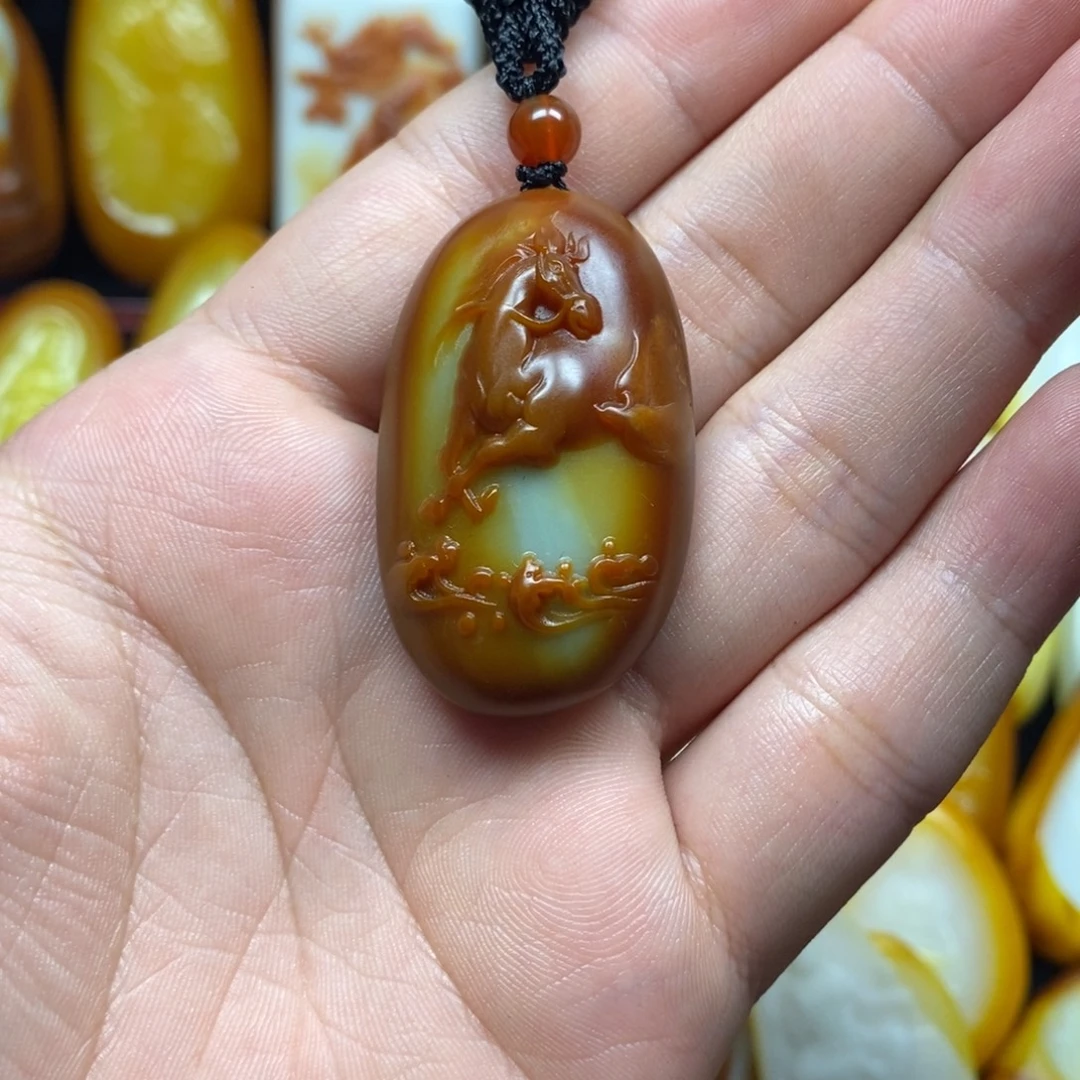 吴***疗和田玉未镶嵌颈饰