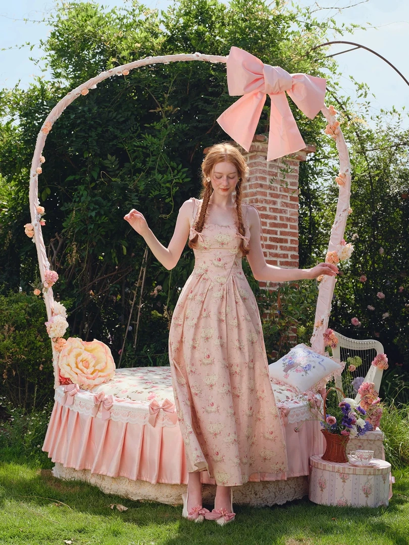 2025春夏令营法式甜美印花吊带鱼骨粉色系带连衣裙显瘦通勤长裙