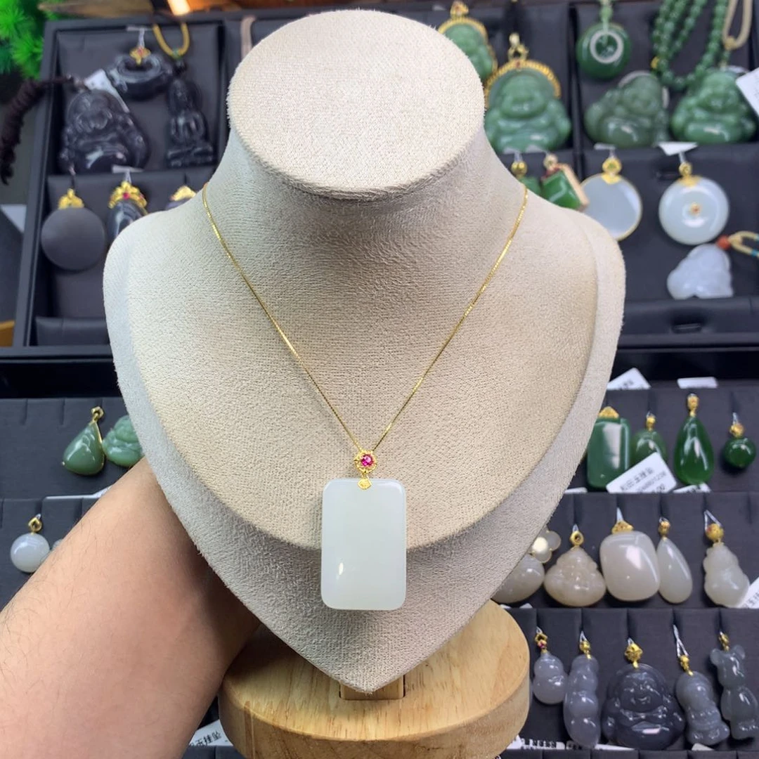 和田玉吊坠18K金镶嵌