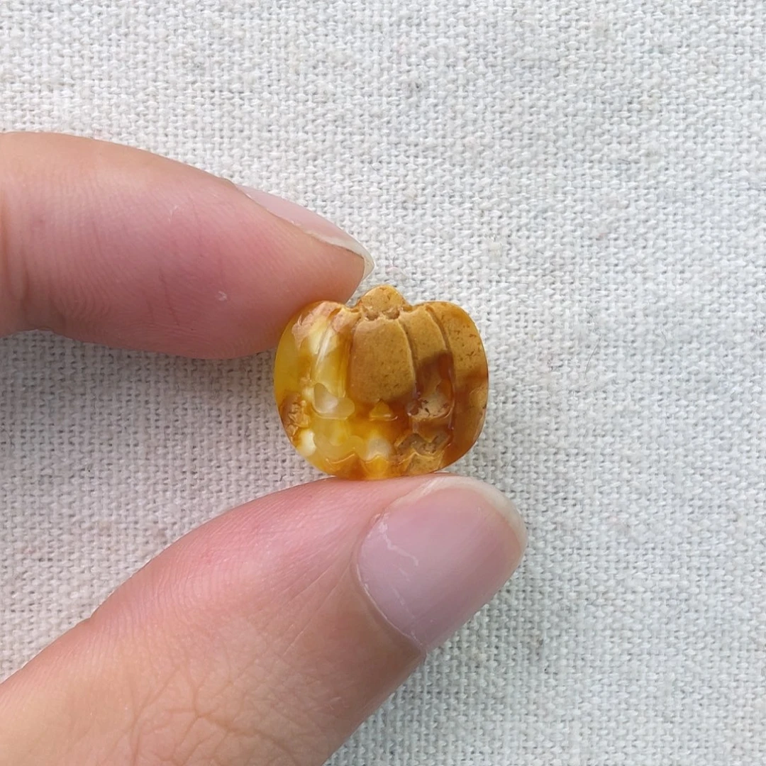 茹****琥珀未镶嵌珠宝奇石南瓜