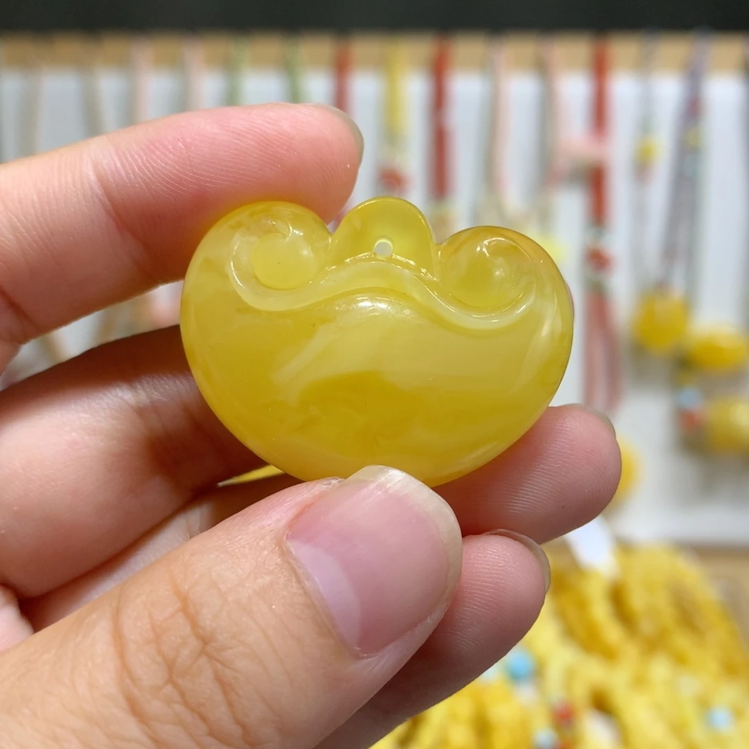 未镶嵌颈饰琥珀如意