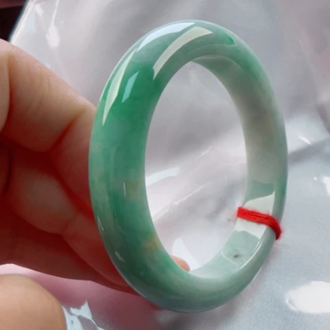 翡翠未镶嵌手镯54.8无大纹裂48小时鉴赏微白棉色点飘黄翡石筋