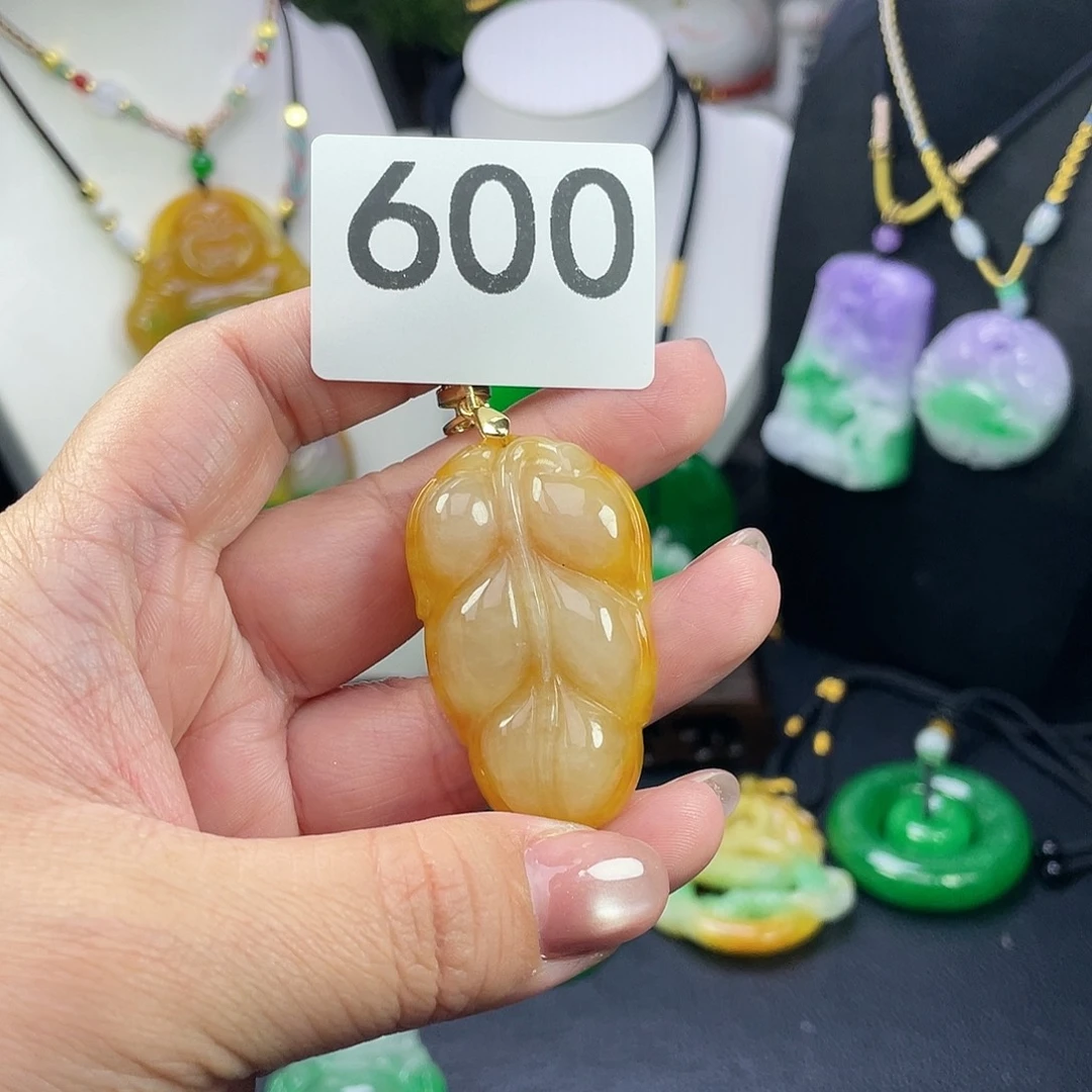 翡翠未镶嵌吊坠(赠链)