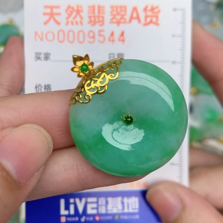 颈饰18K金镶嵌翡翠扣