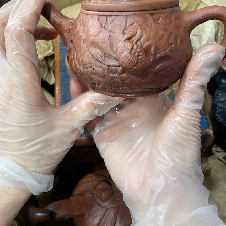 茶壶紫砂原矿泥料，手工制作的一把紫砂壶。
