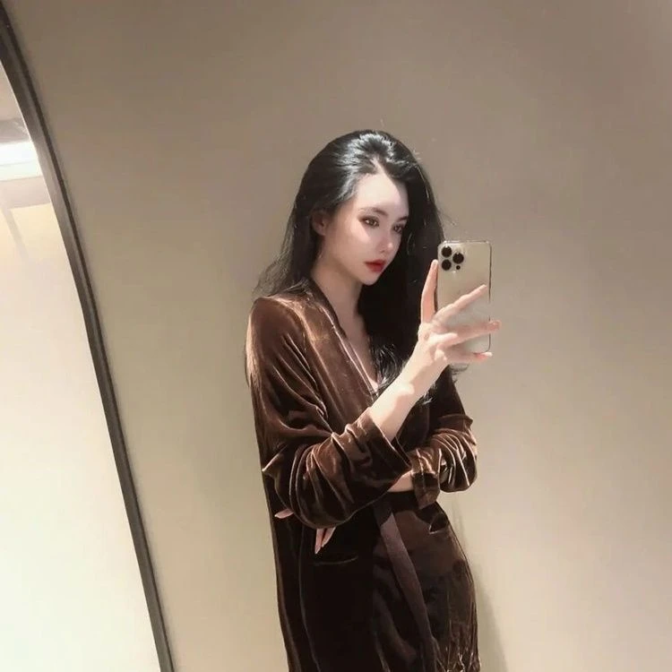 欧货初秋新款别致漂亮洋气高级感咖色丝绒衬衫小香风复古v领上衣