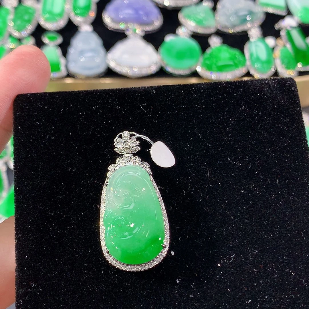 翡翠18K金镶嵌颈饰