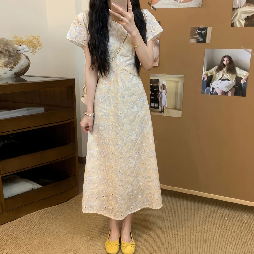 夏天巨好看法式气质v领连衣裙子女夏季2025新款独特漂亮掐腰长裙