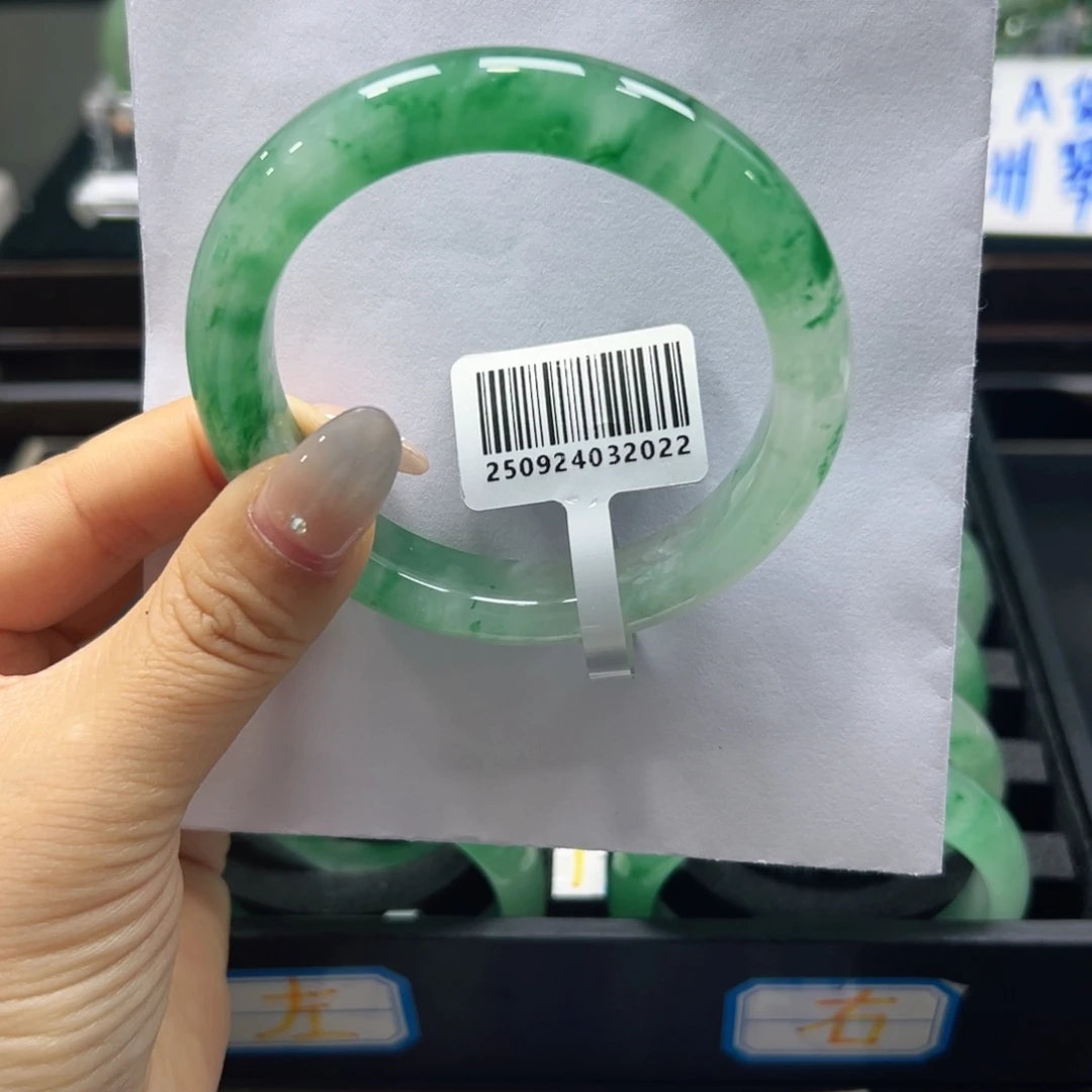 鼠***呀石英质玉（非洲翠）未镶嵌手镯