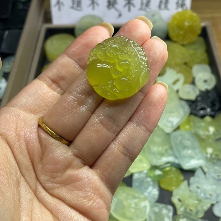思****蛇纹石玉未镶嵌颈饰