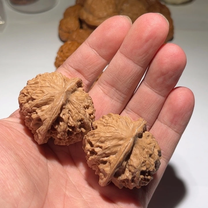 只***你桃核把件狮子头核桃