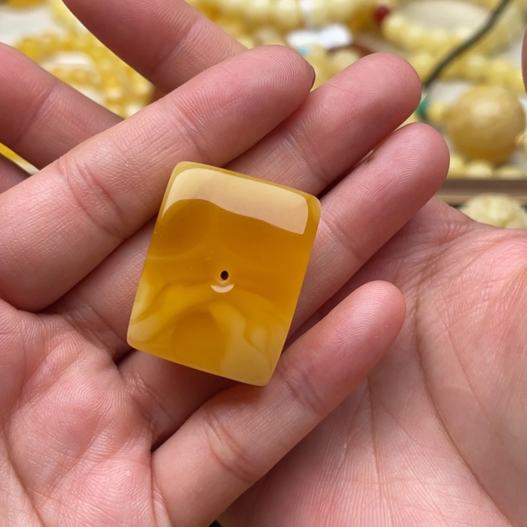 琥珀未镶嵌裸石蜜蜡吊坠笑