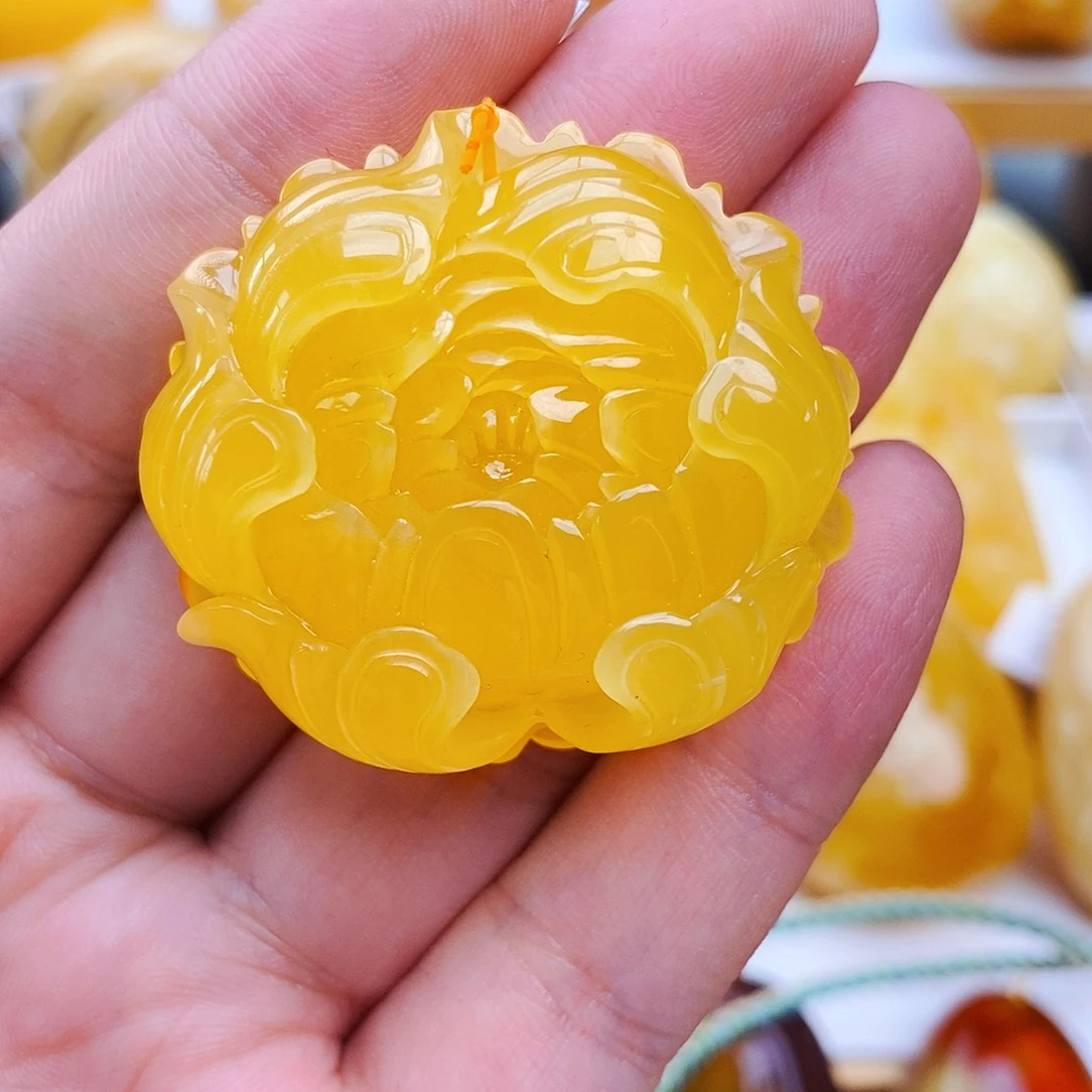 未镶嵌琥珀珠宝奇石90