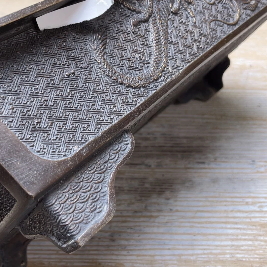 瓷片帅*密密麻麻地排列着一个