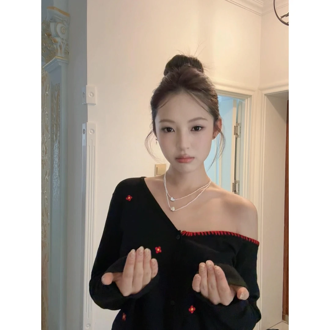 韩系刺绣小花斜肩长袖秋季辣妹风针织开衫慵懒宽松舒适短款上衣