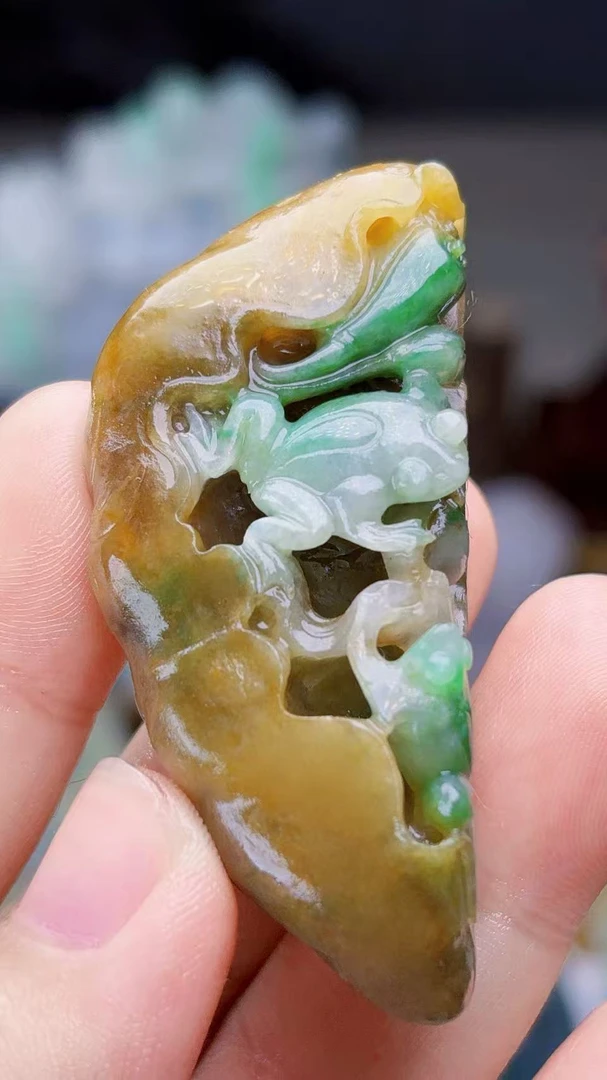 天然缅甸翡翠特色黄加绿呱呱来财吊坠毛货买断需抛光尺寸57-26-16