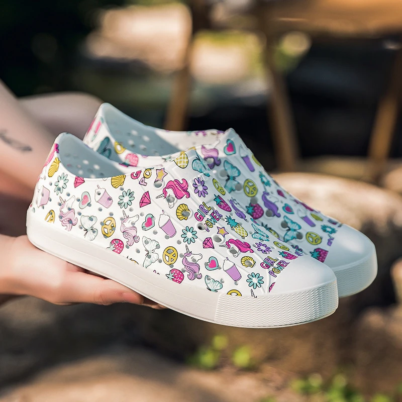 夏季新款几何渐变色情侣沙滩洞洞休闲户外透气镂空雨季趟水仿布鞋