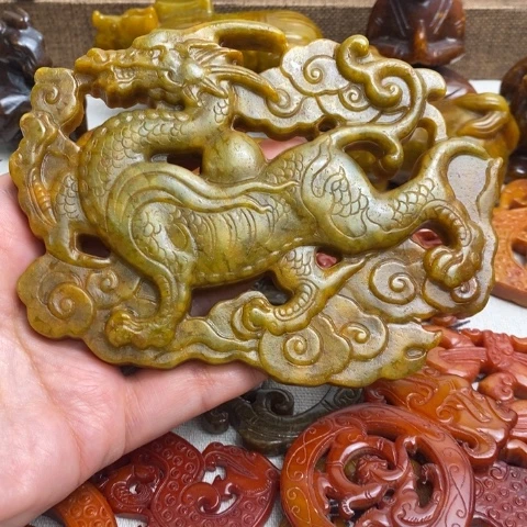蛇纹石玉未镶嵌颈饰