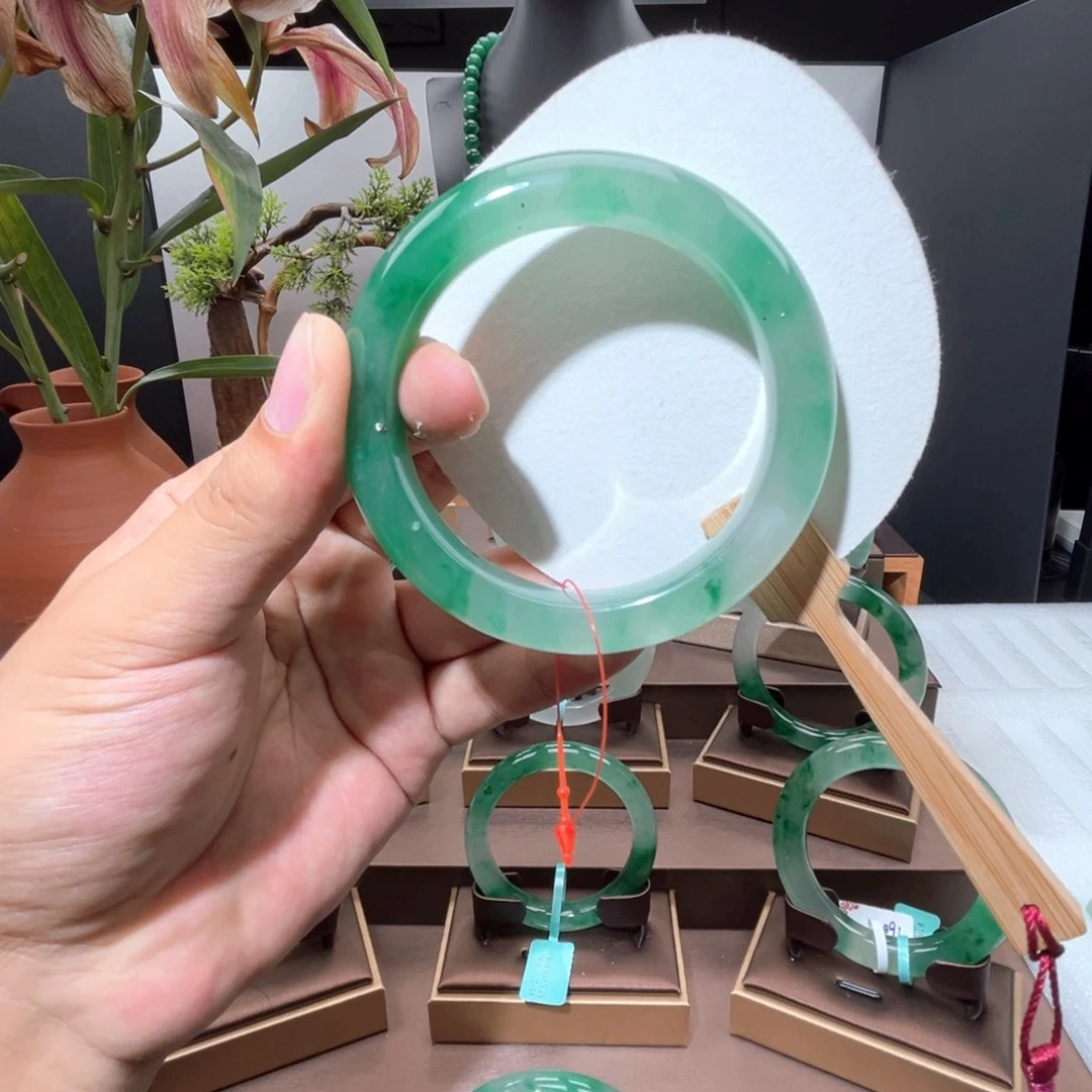 未镶嵌手镯石英质玉（非洲翠）