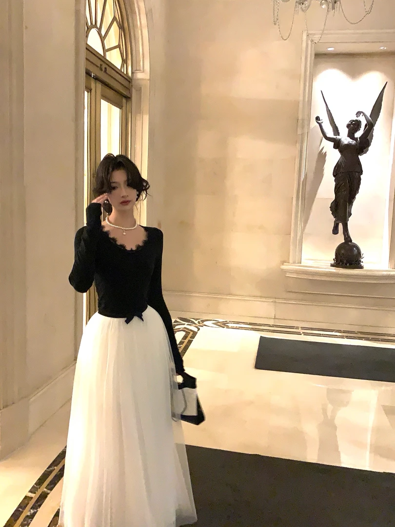 2025新款黑色V领蕾丝花边长袖打底衫女高腰气质显瘦遮肉半裙套装