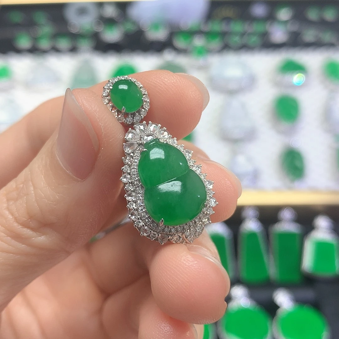 颈饰18K金镶嵌翡翠吊坠